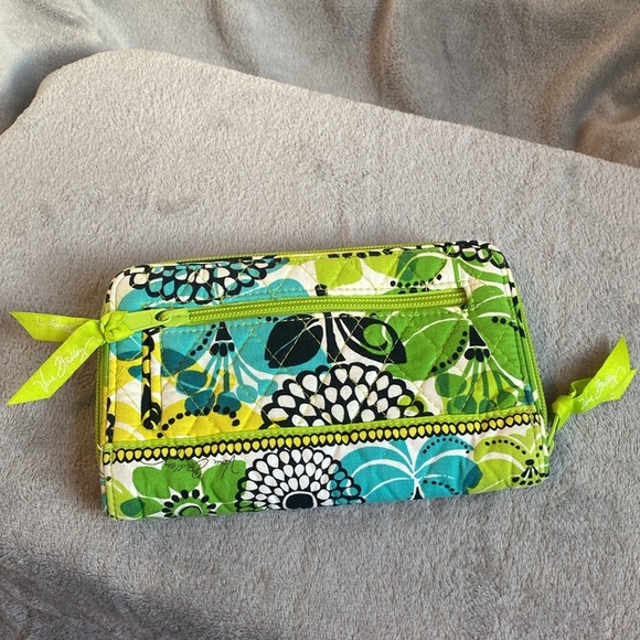 💚💛VERA BRADLEY💚💛Lime’s Up Turn Lock Wallet in Cotton/EUC - Picture 2 of 7